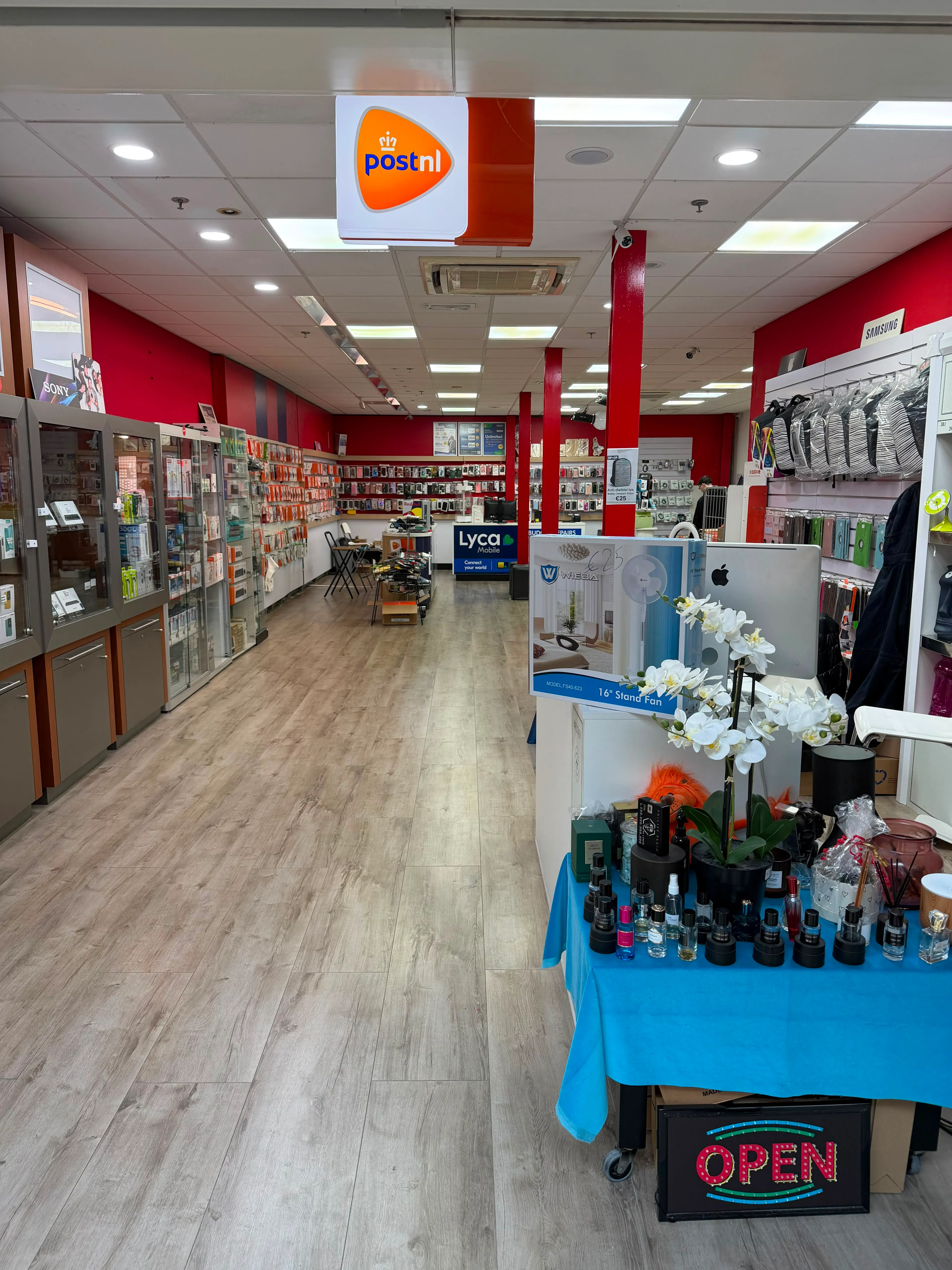 Ingang van de winkel met ons officiële PostNL pakketpunt