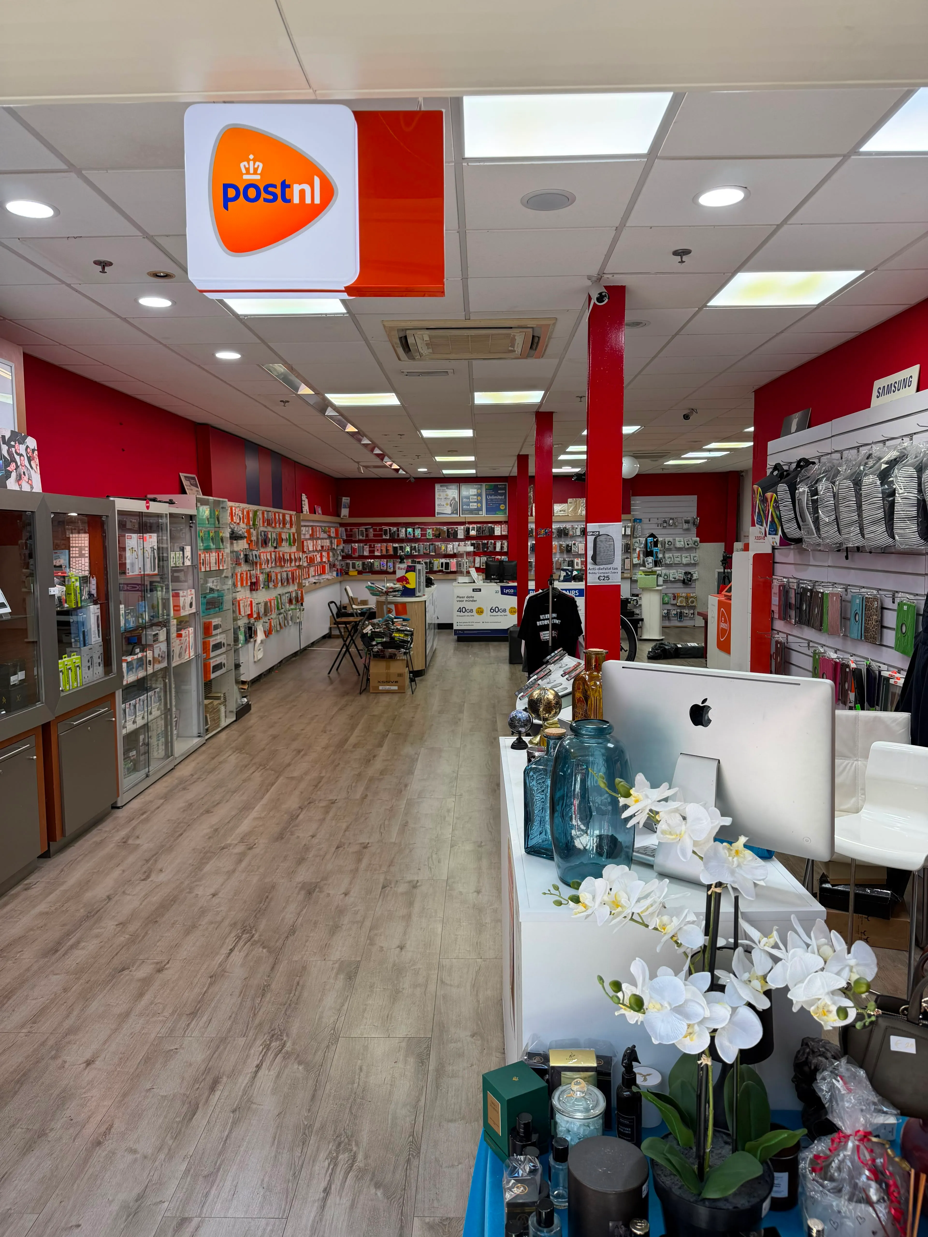 Sfeervolle entree van Budget Repairs in Winkelcentrum Keizerswaard