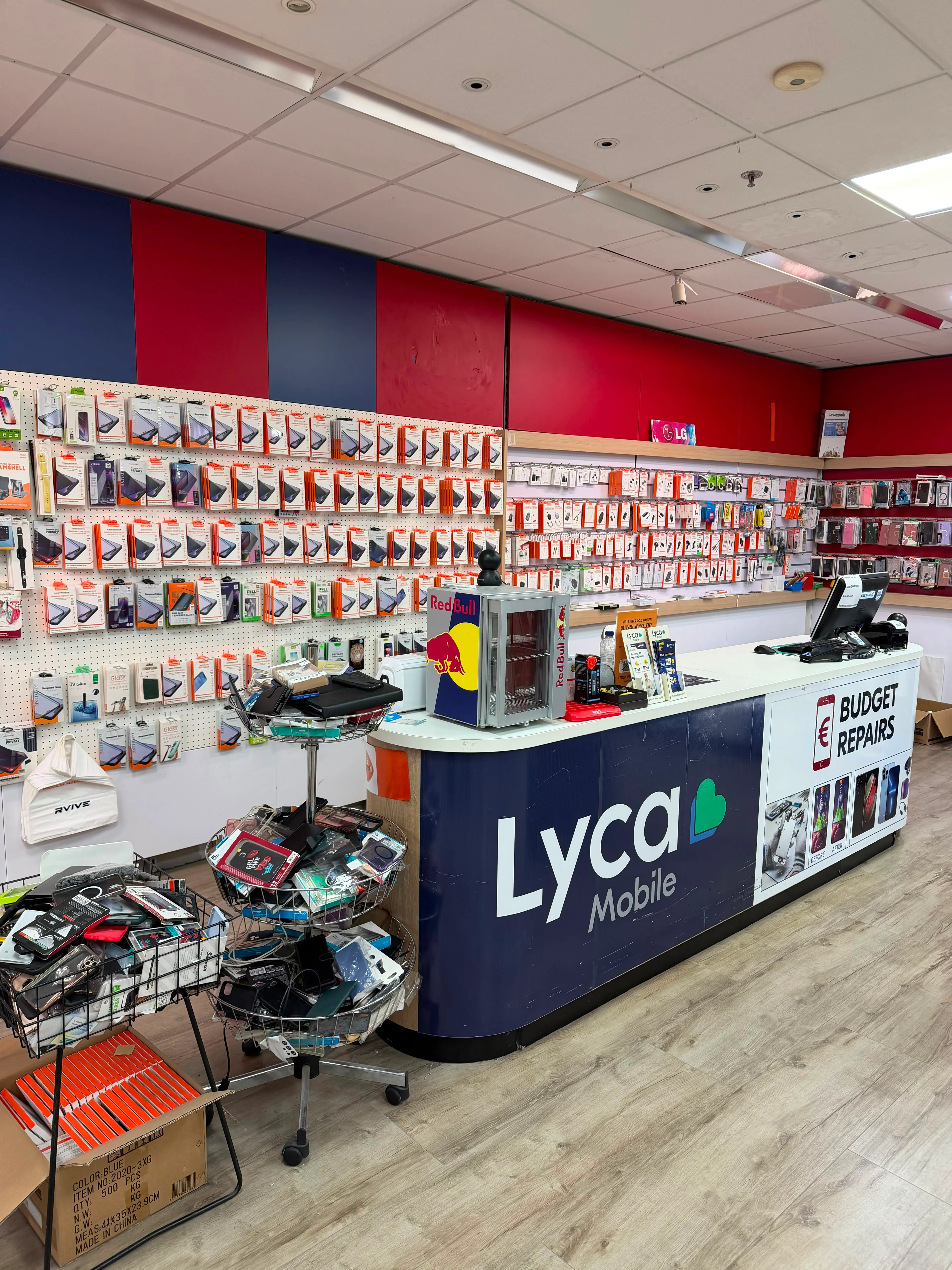 Servicebalie van Budget Repairs in Winkelcentrum Keizerswaard, met Lyca Mobile en reparatieservice